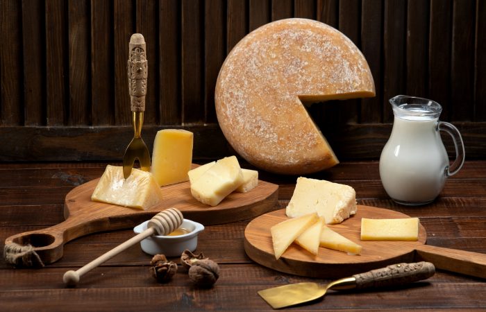 taglieri di formaggio in esposizione