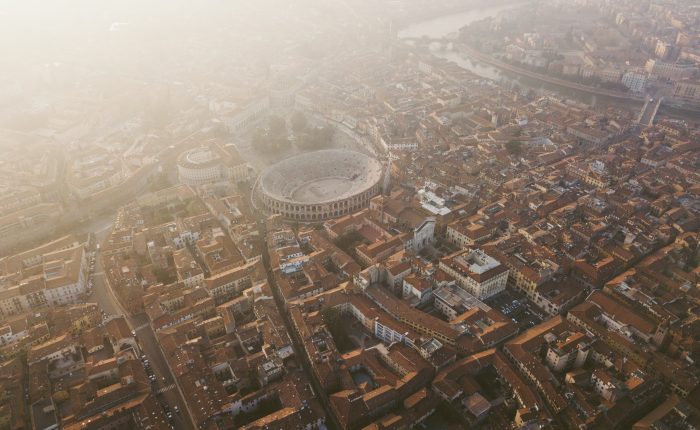 vista aerea del centro storico di verona con arena