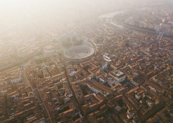 vista aerea del centro storico di verona con arena