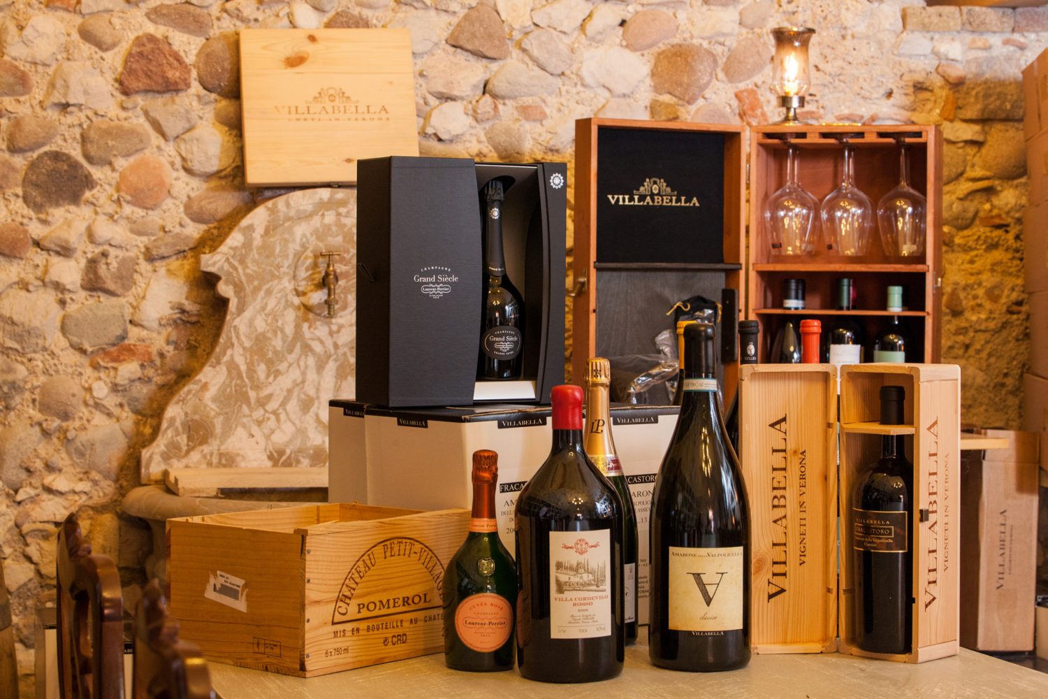 bottiglie in esposizione al wine shop di villa cordevigo